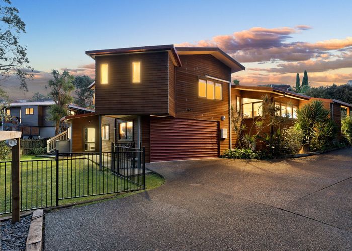  at 37 Kiteroa Terrace, Rothesay Bay, Auckland