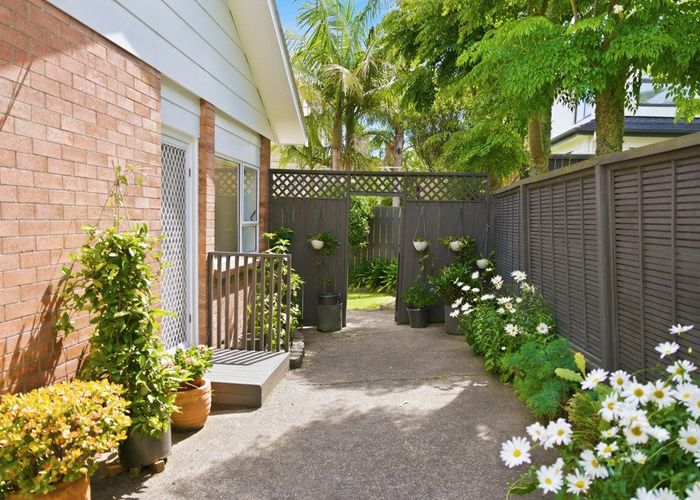  at 2/154 East Coast Road, Forrest Hill, North Shore City, Auckland