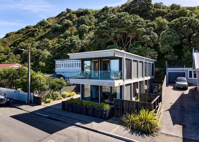 at 196 The Esplanade, Island Bay, Wellington