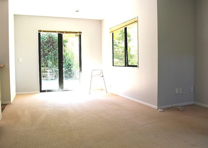  at 32 Holdaway Avenue, Northcote, Auckland