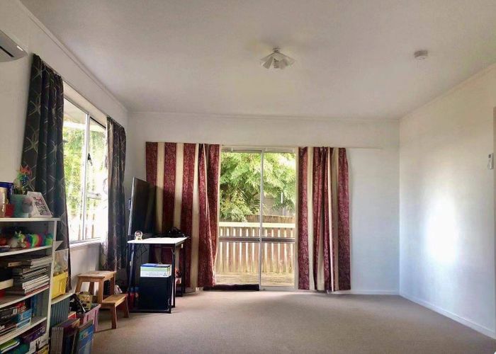  at 1/96 Chivalry Road, Glenfield, North Shore City, Auckland