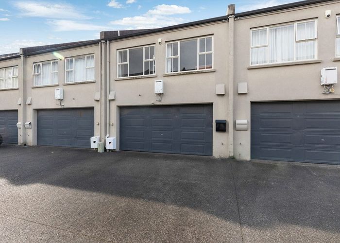  at 8 Leneford Drive, East Tamaki, Manukau City, Auckland