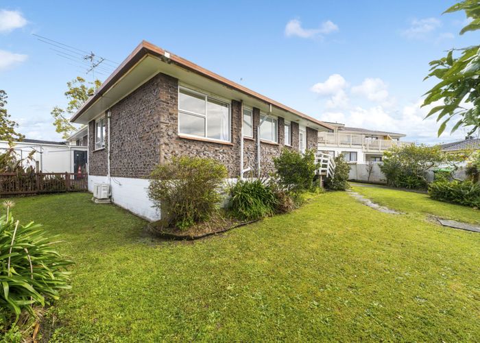  at 2/27 Spence Road, Henderson, Waitakere City, Auckland