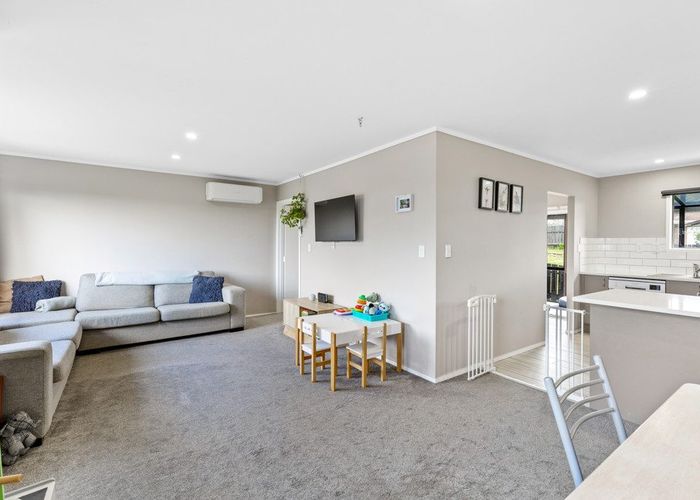  at 2/2 Forsythe Place, Massey, Waitakere City, Auckland