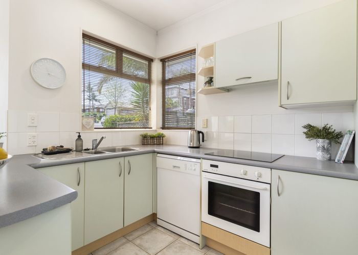  at 8/1 Gleanor Avenue, Oteha, Auckland