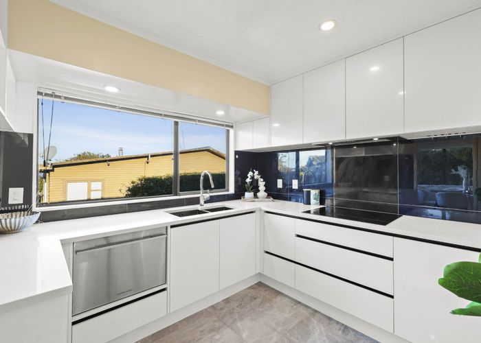  at 2/20 Beach Road, Mellons Bay, Manukau City, Auckland