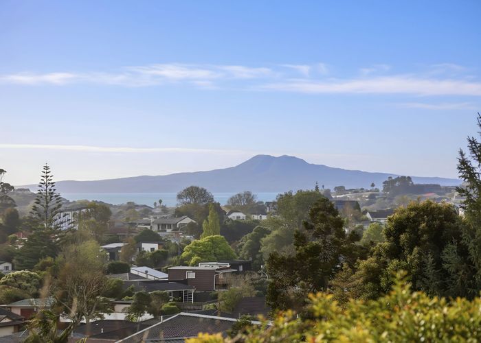  at 2 Kingussie Place, Highland Park, Auckland