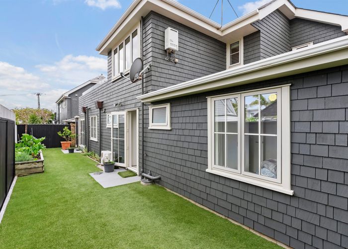  at 2/33 Ronaki Road, Mission Bay, Auckland City, Auckland