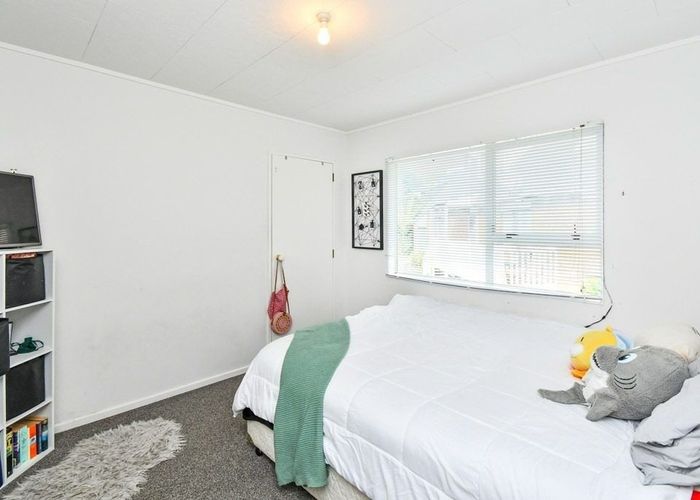  at 15 Lowburn Place, Clover Park, Manukau City, Auckland