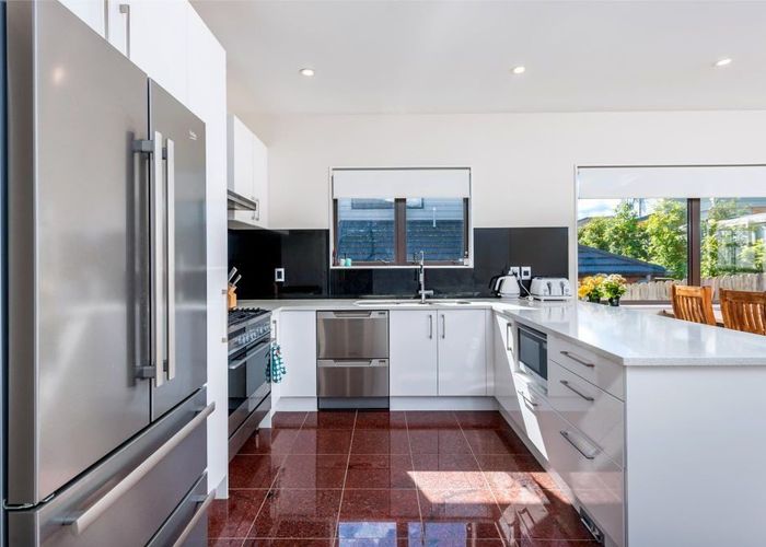  at 21 Midhurst Avenue, Henderson, Waitakere City, Auckland