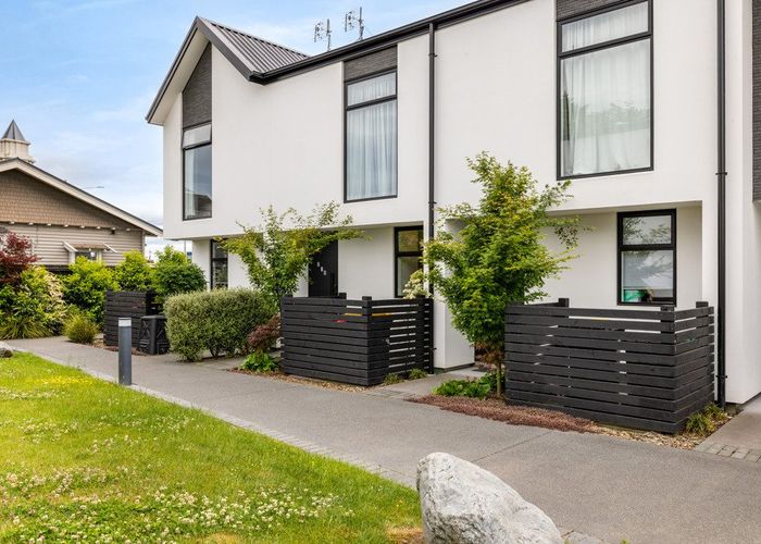  at 2/8 New Brighton Road, Shirley, Christchurch City, Canterbury