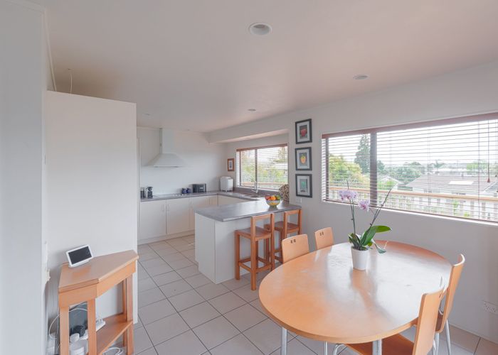  at 2/310 Wairau Rd, Glenfield, North Shore City, Auckland