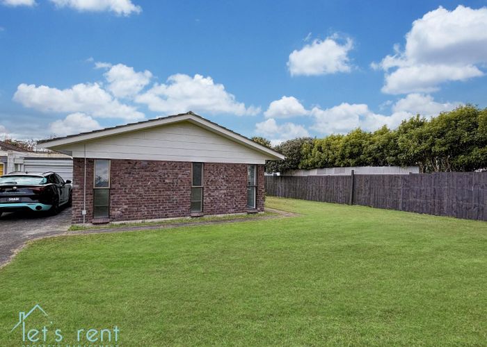  at 2/21 Booker Place, Weymouth, Auckland