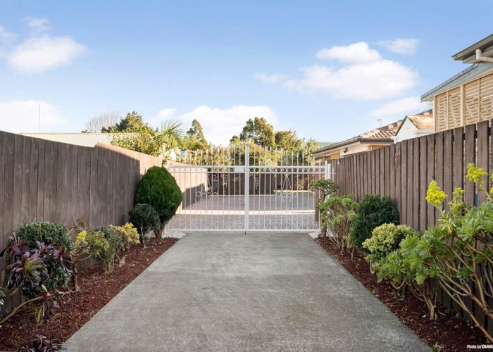 at 2/52 Fairview Road, Papatoetoe, Auckland