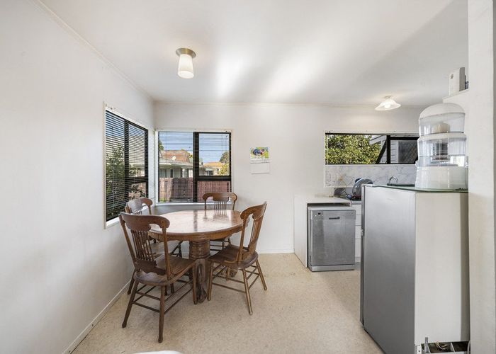  at 2/18 Elizabeth Avenue, Papatoetoe, Manukau City, Auckland