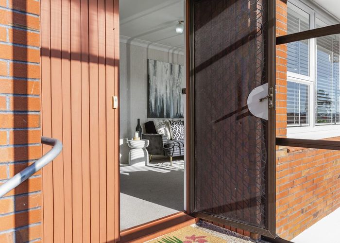  at 4/19 Hayr Road, Three Kings, Auckland
