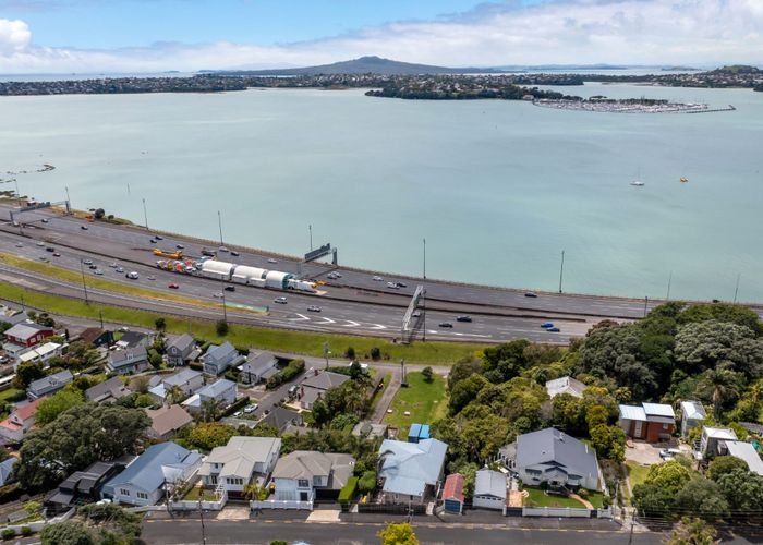  at 2 Beach Road, Northcote Point, Auckland