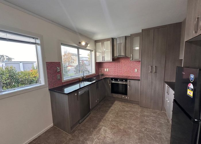  at 2/136 Chivalry Road, Glenfield, North Shore City, Auckland