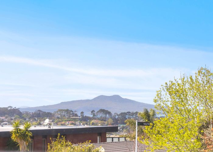  at 118 Sunset Road, Unsworth Heights, North Shore City, Auckland