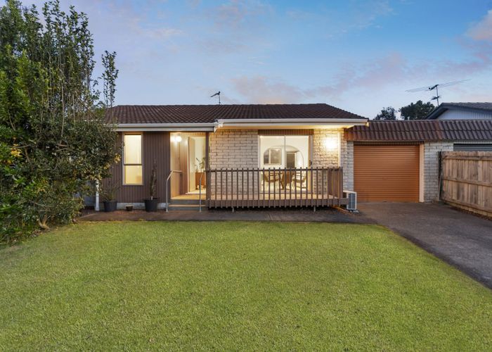 at 2/558 Swanson Road, Ranui, Auckland