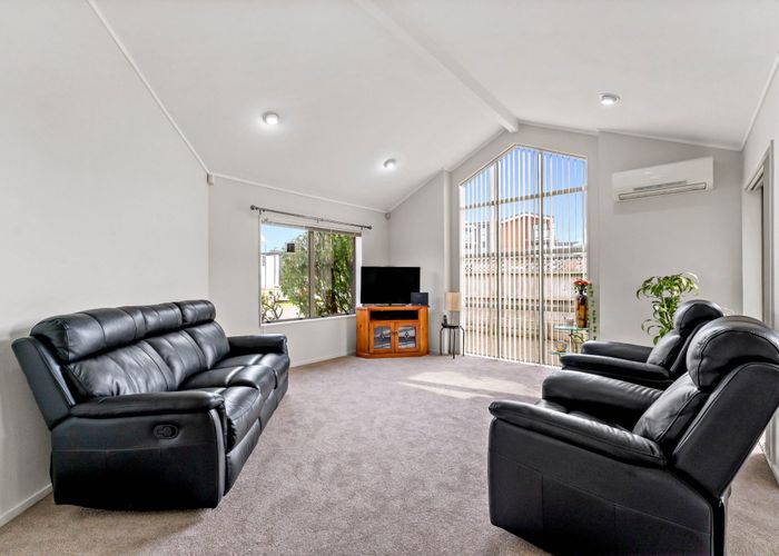  at 1/238 Botany Road, Golflands, Manukau City, Auckland