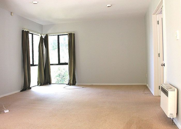  at 32 Holdaway Avenue, Northcote, Auckland