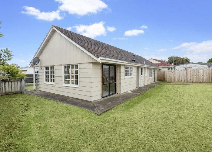  at 2 Staverton Crescent, Mangere, Auckland