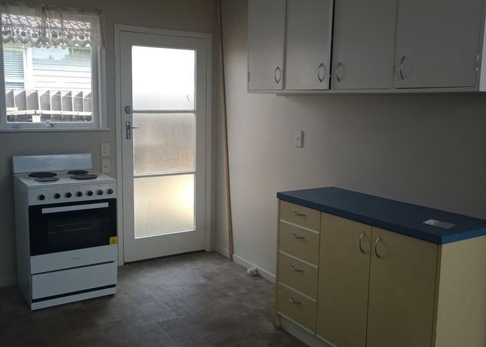  at 2/251 Pilkington Road, Point England, Auckland