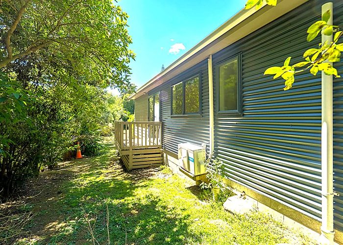  at 2/8a Montressor Place, Mellons Bay, Manukau City, Auckland