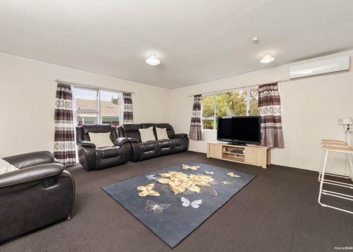  at 2/18 Wattle Road, Sunnyvale, Auckland