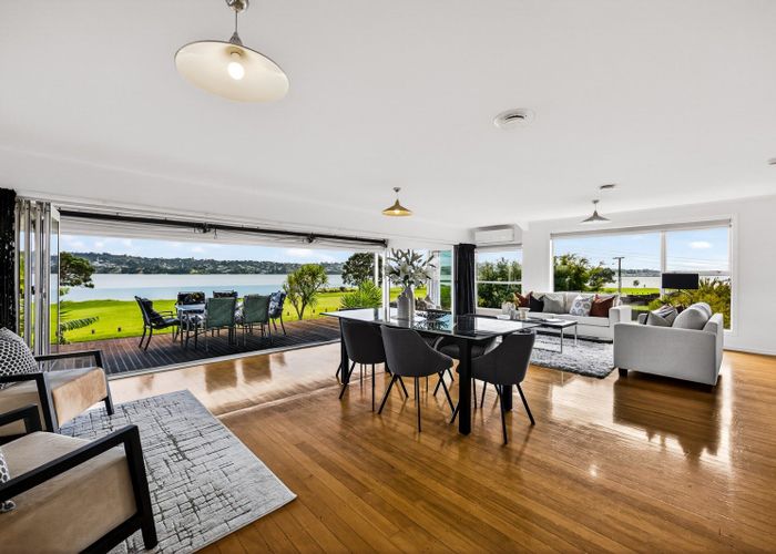  at 70 Kiwi Esplanade, Mangere Bridge, Manukau City, Auckland