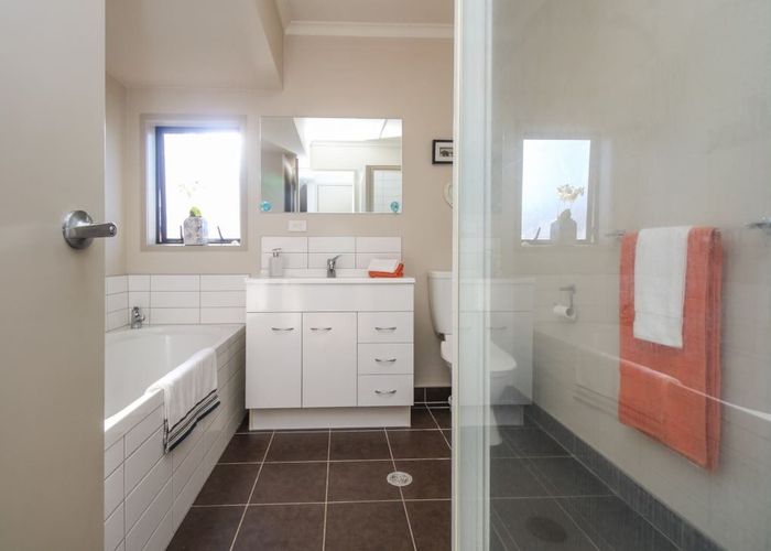  at 8/172 Mcleod Road, Te Atatu South, Waitakere City, Auckland