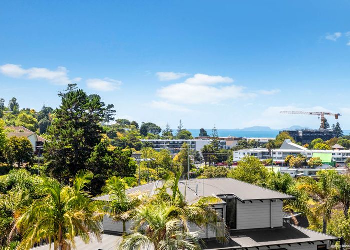  at 1/131 Stapleford Crescent, Browns Bay, Auckland