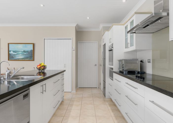  at 18 Azure Place, Huntington, Hamilton