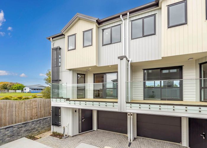  at 3/17 Kingdale Road, Henderson, Auckland