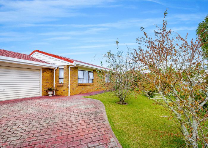  at 8 Chablis Place, Henderson, Auckland