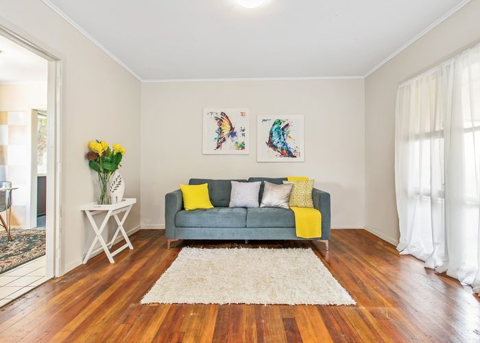  at 8 Harwell Place, Mangere, Auckland