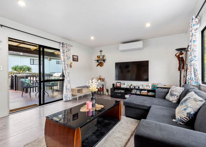 at 19 LOUGHANURE PLACE, Massey, Waitakere City, Auckland
