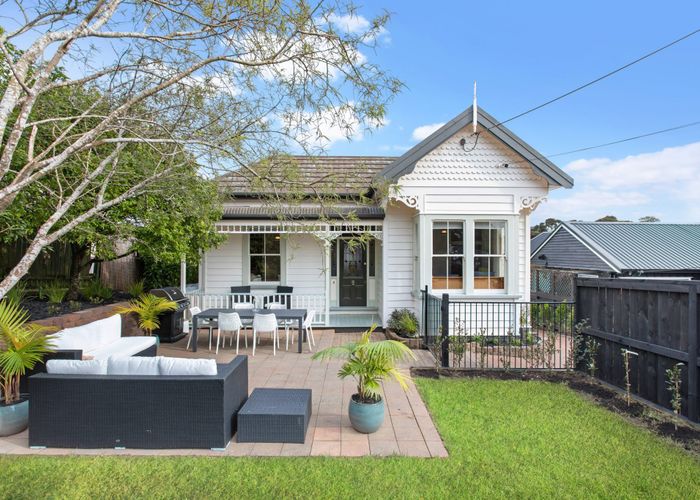  at 4 Blacks Road, Greenhithe, Auckland