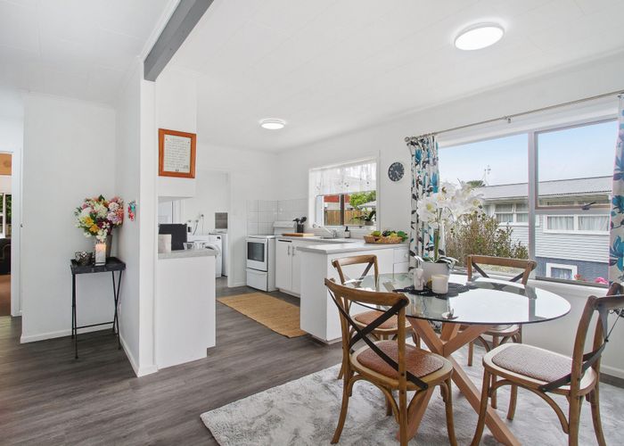  at 2/47 Girrahween Drive, Tōtara Vale, Auckland