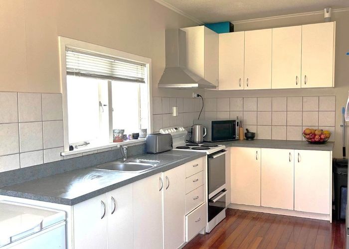  at 8 Peachgrove Road, Te Atatu Peninsula, Waitakere City, Auckland
