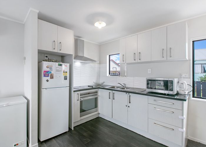  at 2/53 Maplesden Drive, Clendon Park, Auckland