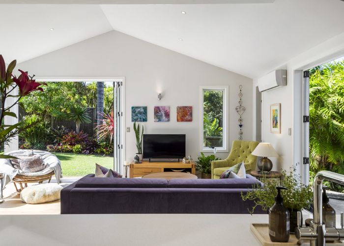  at 8 Tree Fern Trail, Campbells Bay, North Shore City, Auckland