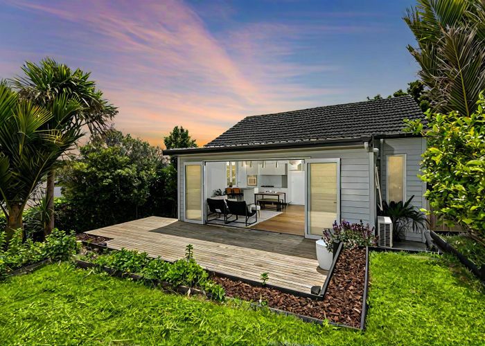  at 9 Pine Avenue, Henderson, Auckland
