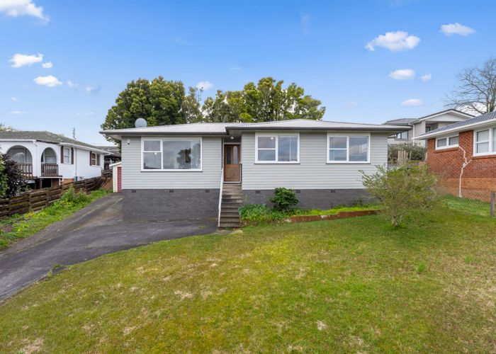  at 9 Grimshaw Place, Henderson, Waitakere City, Auckland