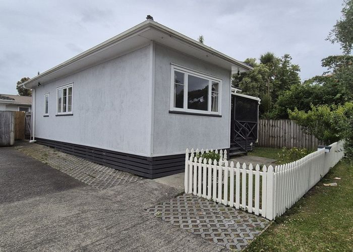 at 2 Riverpark Crescent, Henderson, Waitakere City, Auckland
