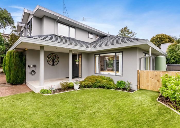  at 12 La Roche Place, Northcote, Auckland
