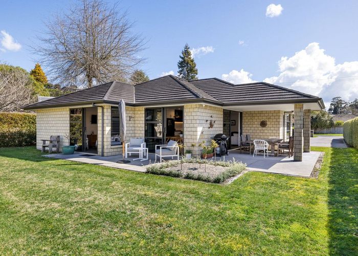  at 14 Bronte Place, Leamington, Cambridge