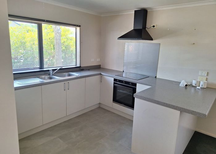  at 8 Pyramid Place, Glen Eden, Waitakere City, Auckland