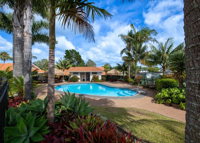  at 33 Gillett Place, Botany Downs, Auckland